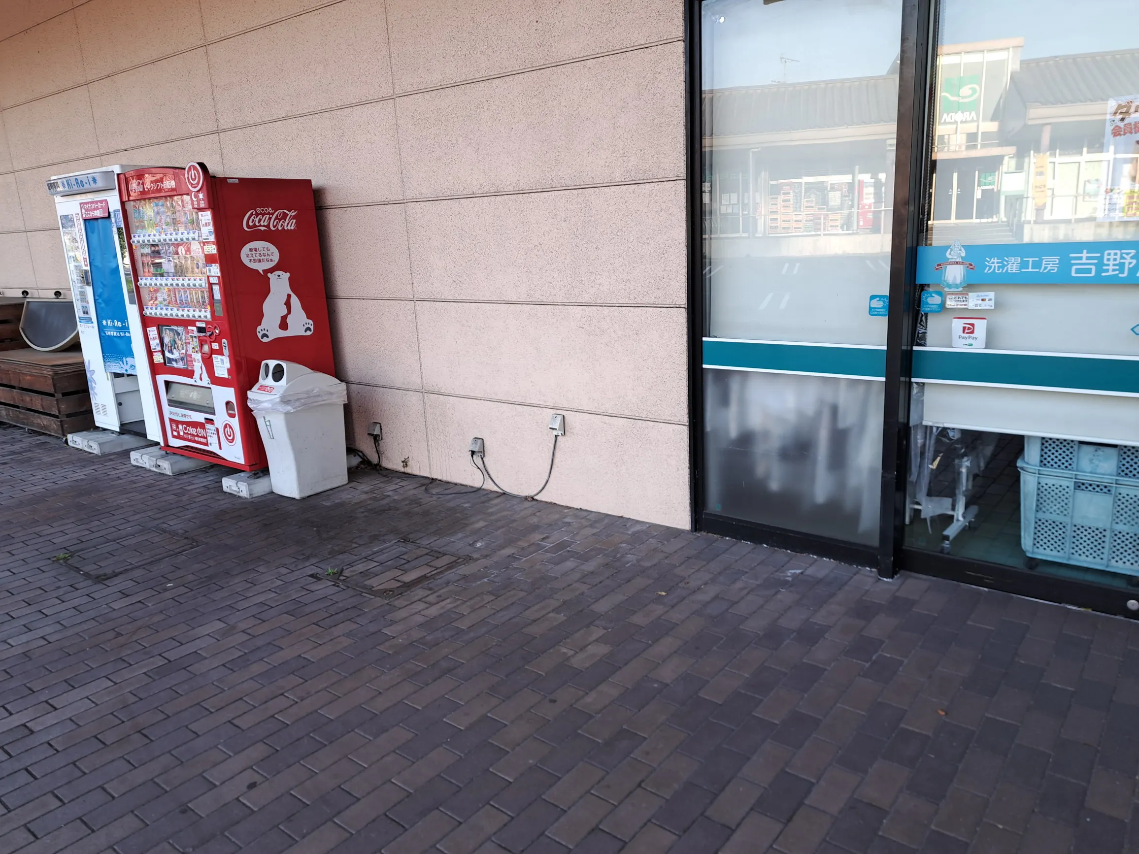 【スピナラソリエ(高見店)】西側の北寄り(クリーニング屋前) 物販やキッチンカー出店に最適なスーパー屋外催事イベントスペース