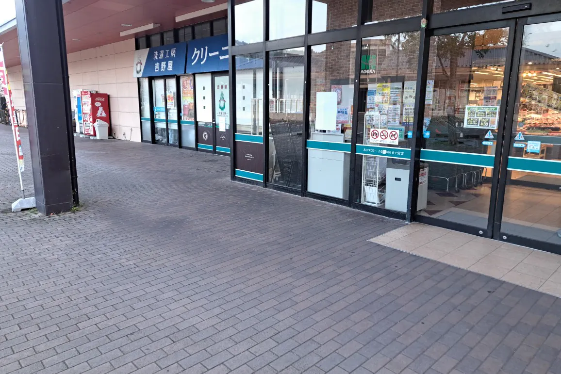 【スピナラソリエ(高見店)】西側の北寄り(クリーニング屋前) 物販やキッチンカー出店に最適なスーパー屋外催事イベントスペース