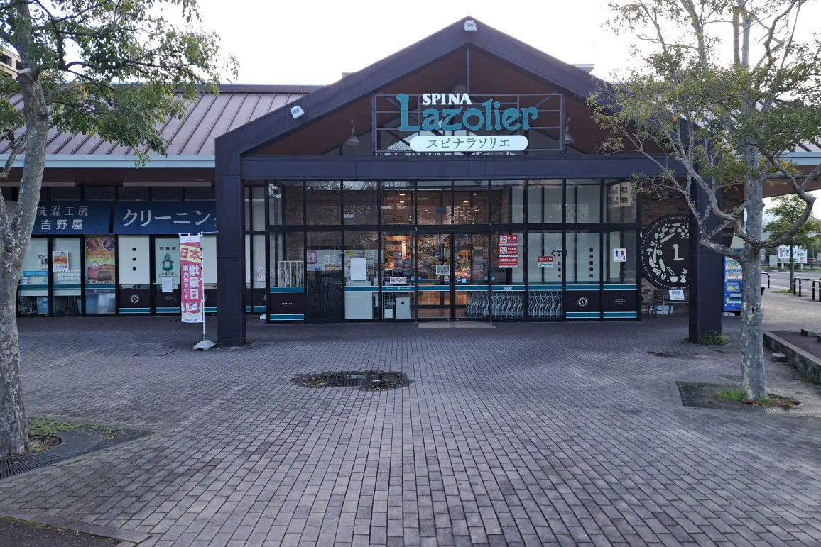 【スピナラソリエ(高見店)】西側の北寄り(クリーニング屋前) 物販やキッチンカー出店に最適なスーパー屋外催事イベントスペース