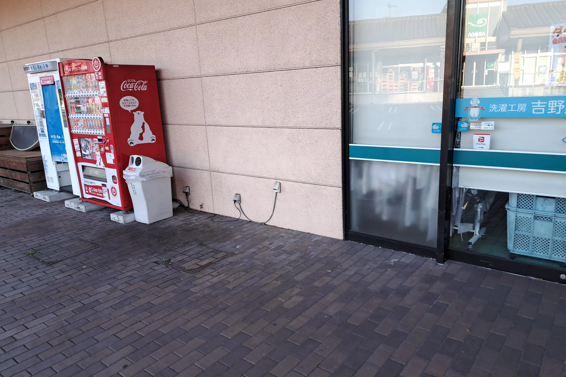 【スピナラソリエ(高見店)】西側の北寄り(クリーニング屋前) 物販やキッチンカー出店に最適なスーパー屋外催事イベントスペース