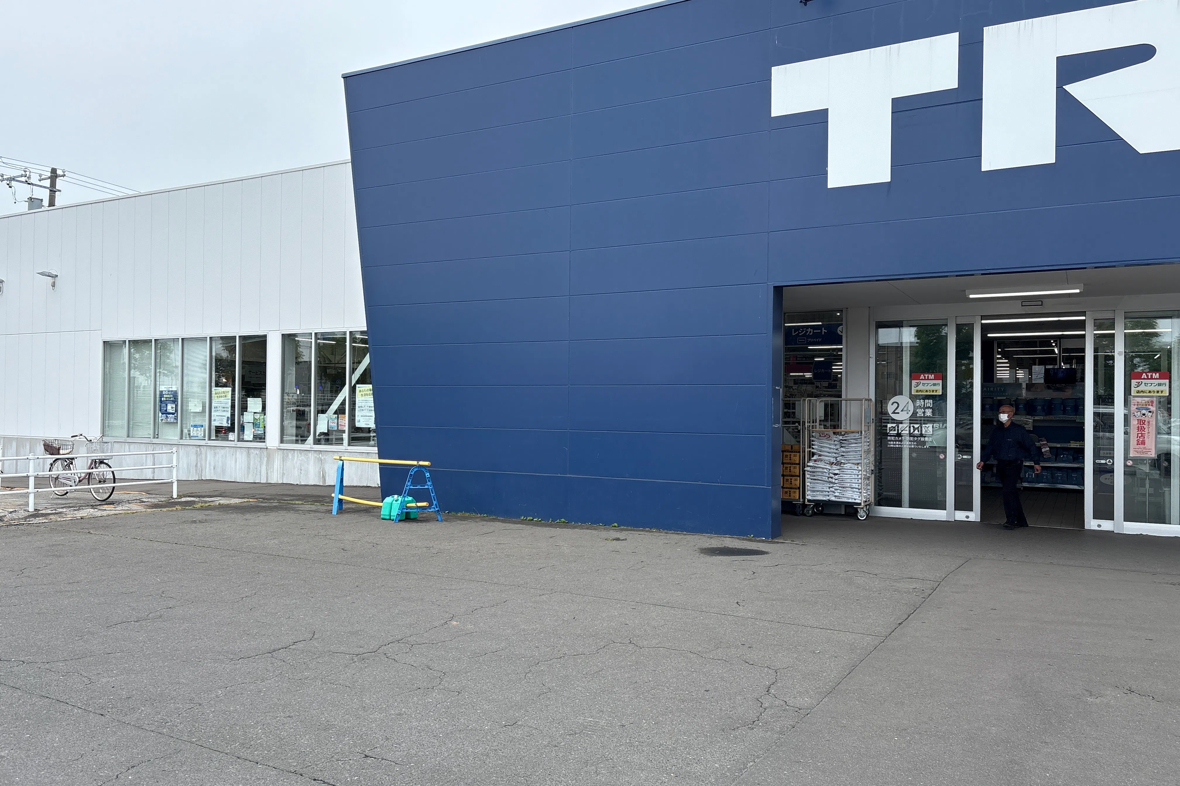 【スーパーセンタートライアル釧路川端店】キッチンカー出店限定/屋外 Ⓑキッチンカースペース【入口正面左側】※電源準備中