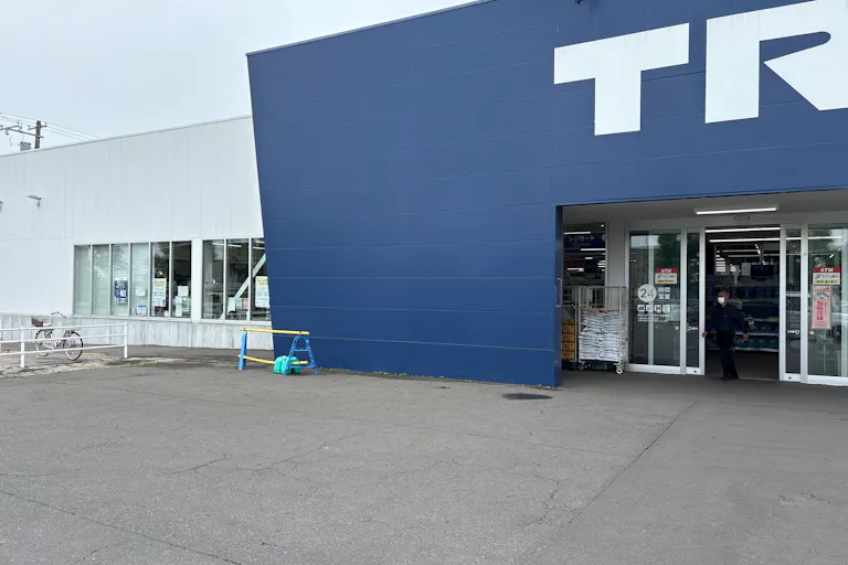 【スーパーセンタートライアル釧路川端店】キッチンカー出店限定/屋外 Ⓑキッチンカースペース【入口正面左側】※電源準備中の画像1