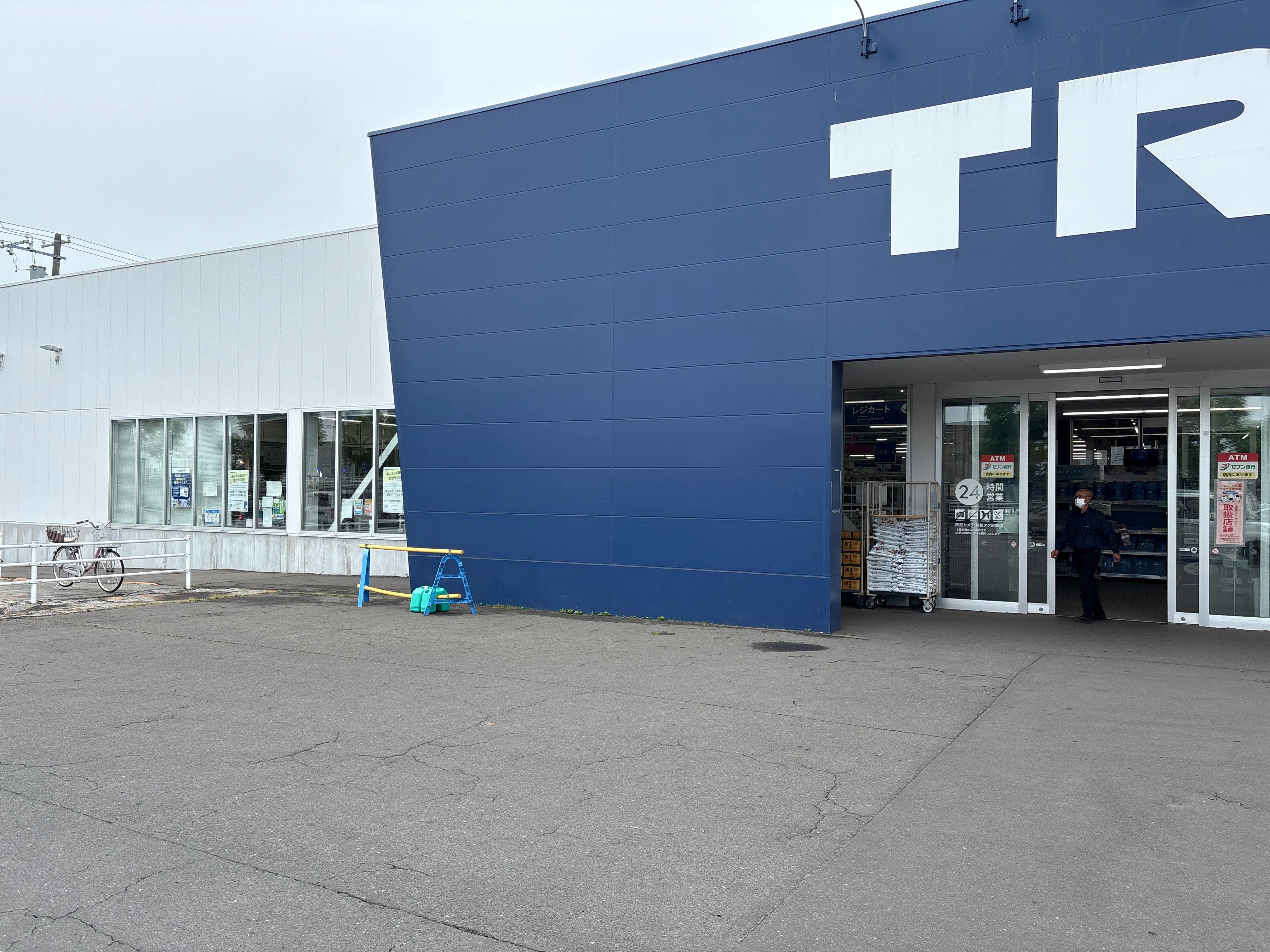【スーパーセンタートライアル釧路川端店】キッチンカー出店限定/屋外 Ⓑキッチンカースペース【入口正面左側】※電源準備中