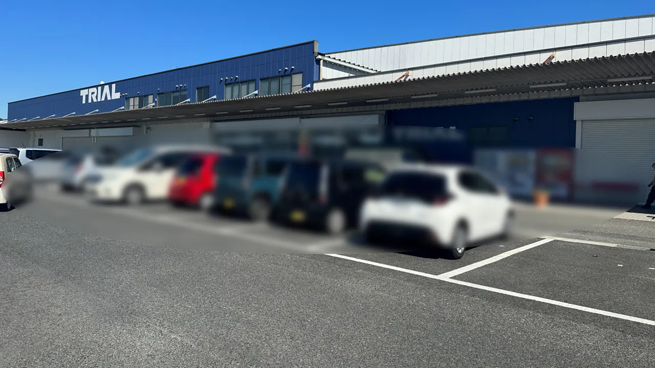 【スーパーセンタートライアル上三緒店】©食物販やPR活動に最適な店内「風除室 スペース」