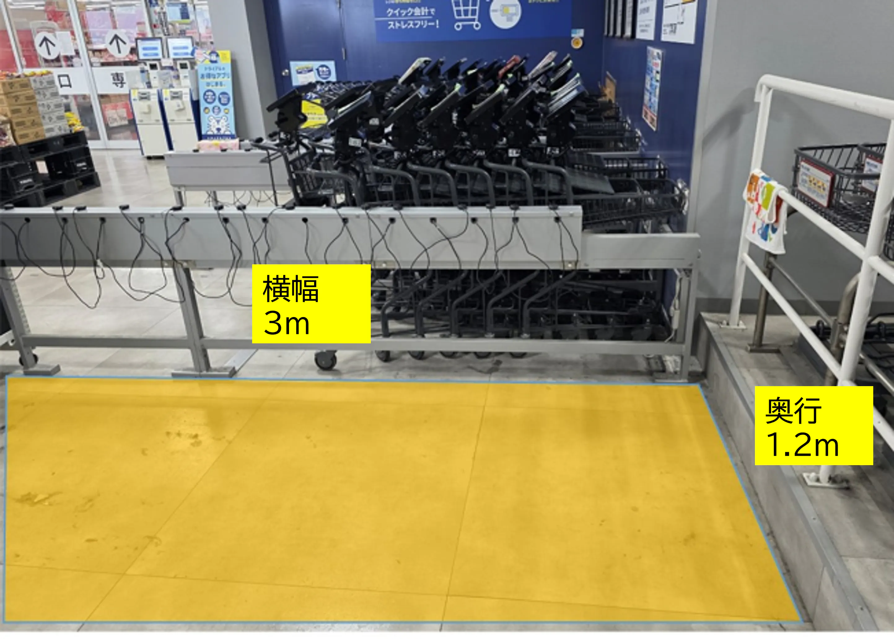 【スーパーセンタートライアル上三緒店】©食物販やPR活動に最適な店内「風除室 スペース」