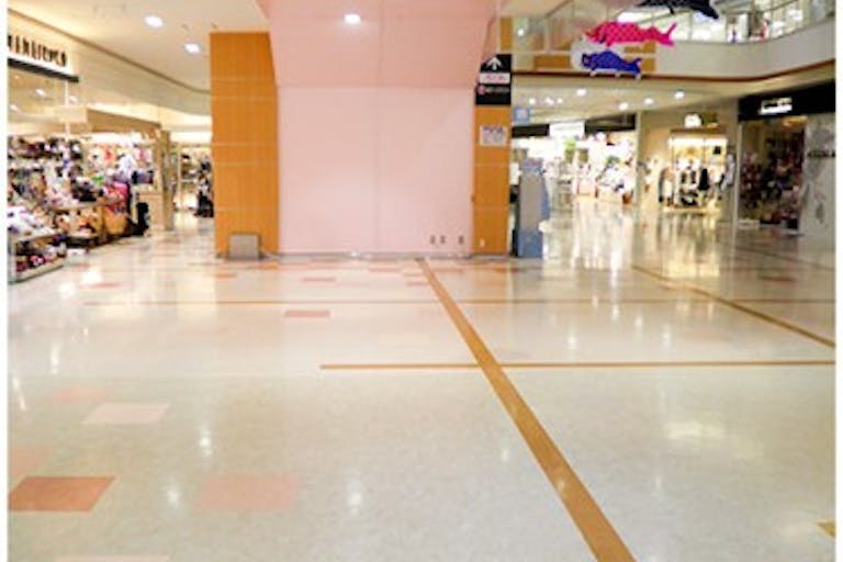 【イオンモール津山】各種プロモーションや物販、食物販のポップアップストアに最適な専門店1F 中央エスカレーター 前の催事イベントスペースAの画像1