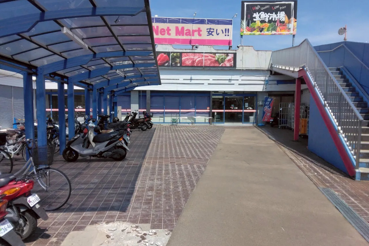 【フードネットマート高槻店】キッチンカー出店や販促プロモーションに適した地域密着型のスーパーの軒先スペース