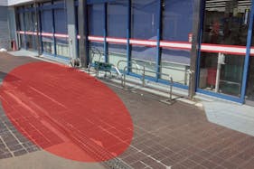 【フードネットマート高槻店】キッチンカー出店や販促プロモーションに適した地域密着型のスーパーの軒先スペース