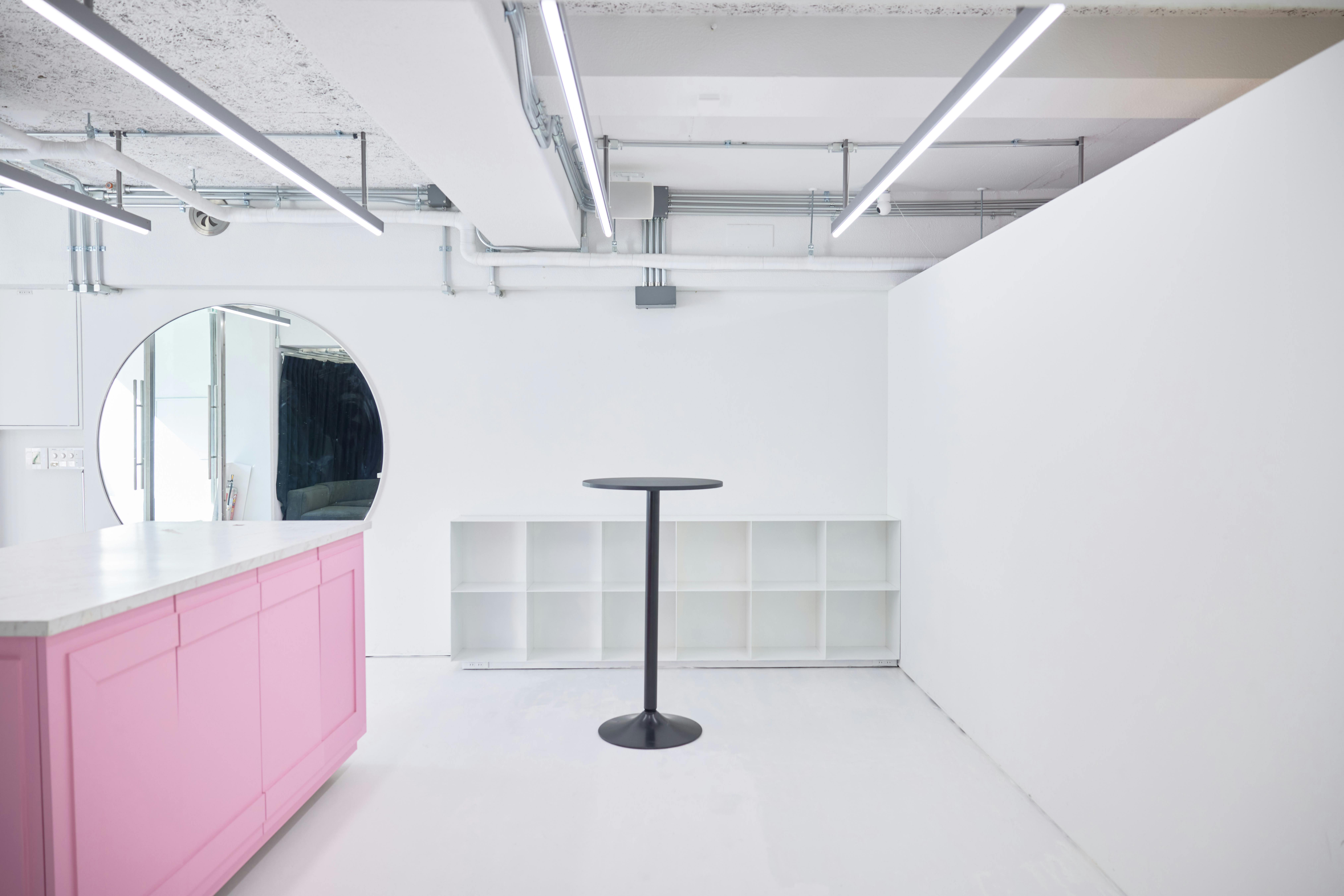 【原宿駅5分】展示会やポップアップストアに適した開放感がある白を基調としたスペース