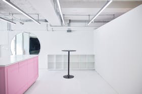 【原宿駅5分】展示会やポップアップストアに適した開放感がある白を基調としたスペース