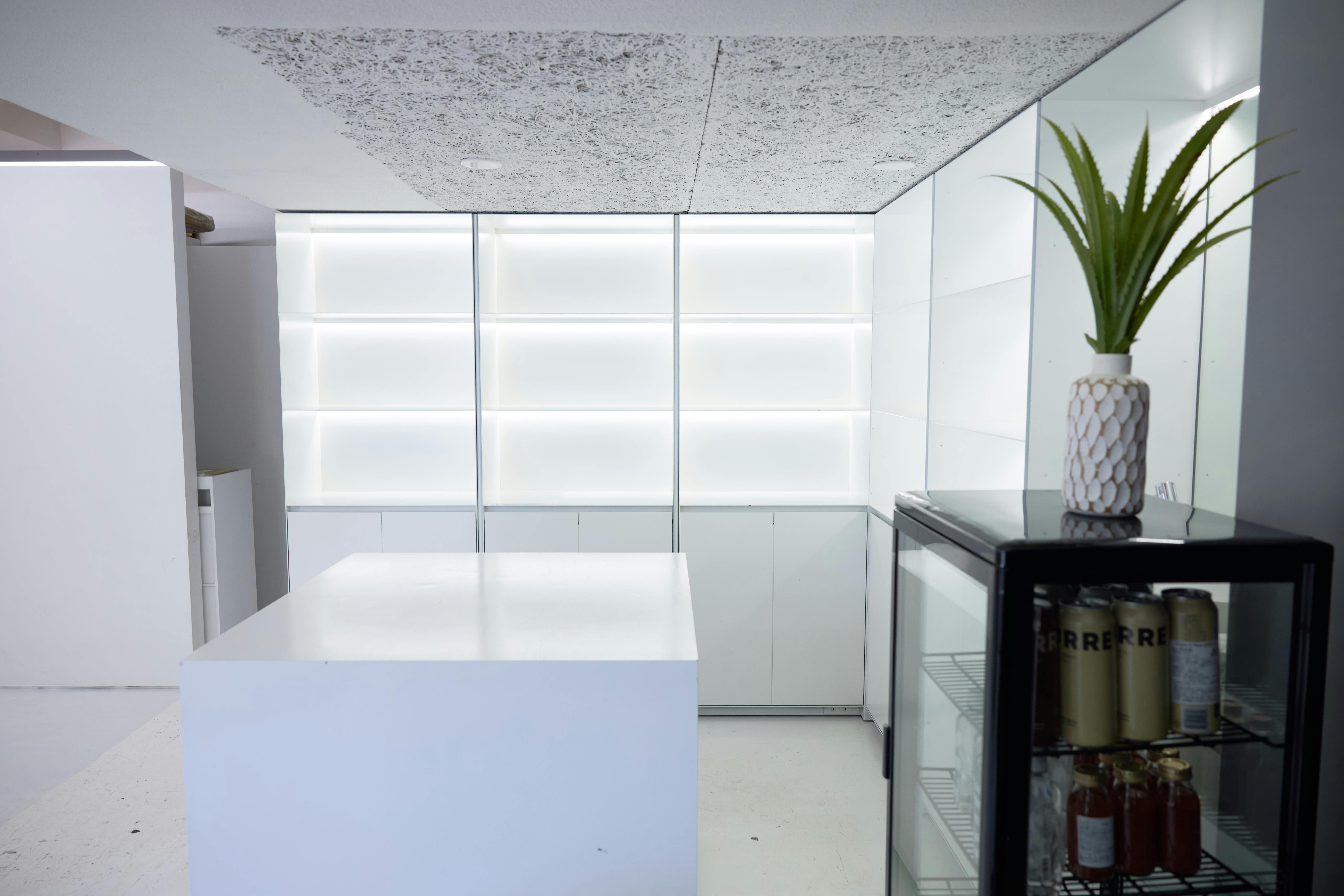 【原宿駅5分】展示会やポップアップストアに適した開放感がある白を基調としたスペース