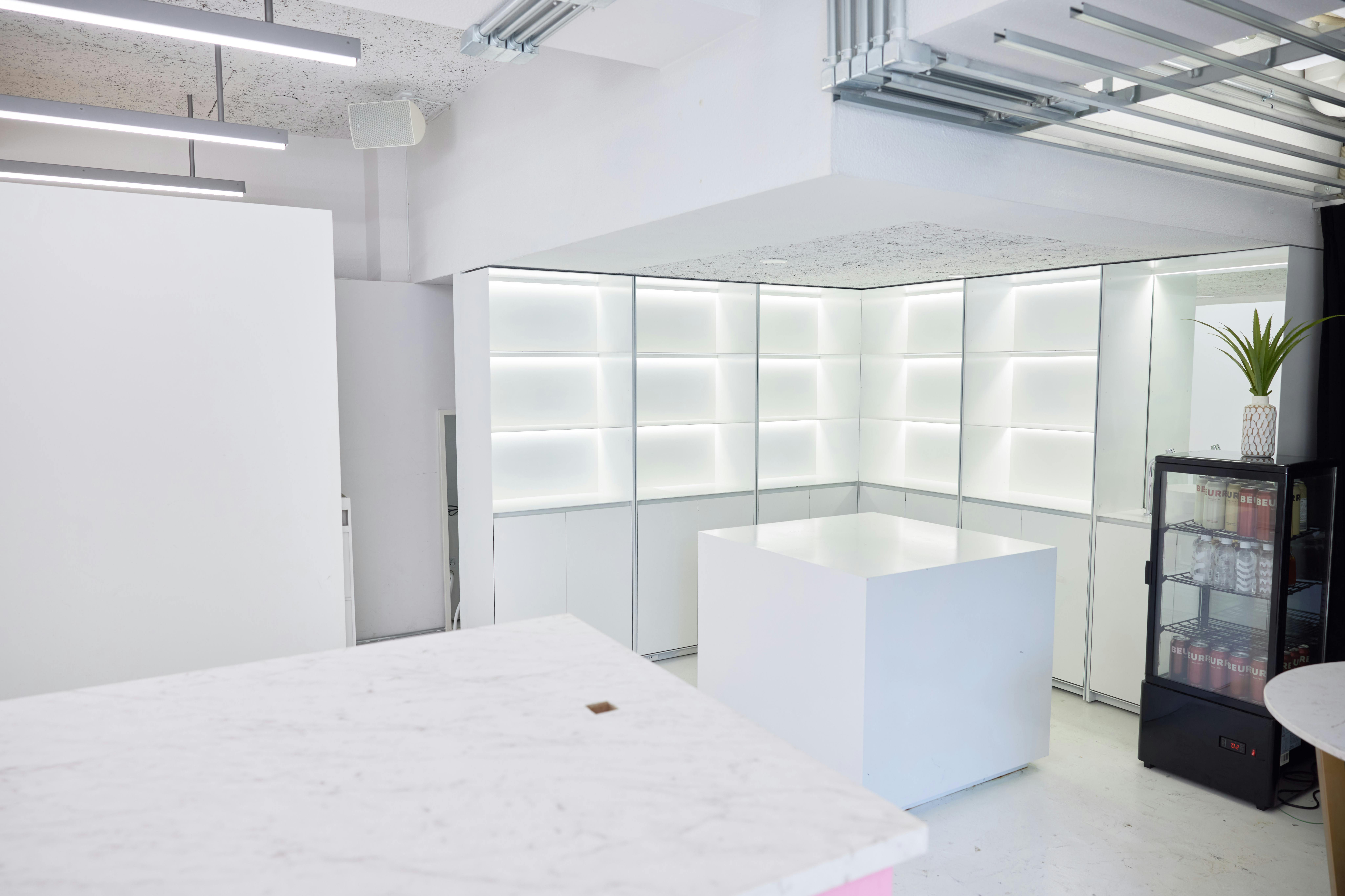 【原宿駅5分】展示会やポップアップストアに適した開放感がある白を基調としたスペース