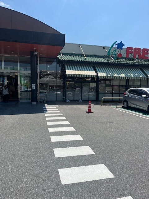 【フレスタ西条店】キッチンカーに利用可能な駐車場スペースの画像