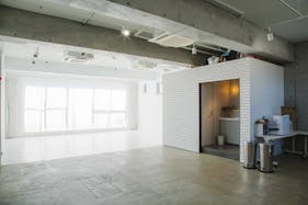 【代々木上原駅3分】展示会場や撮影に最適な自然光が1日中入る白とコンクリートのシンプルなスタジオ