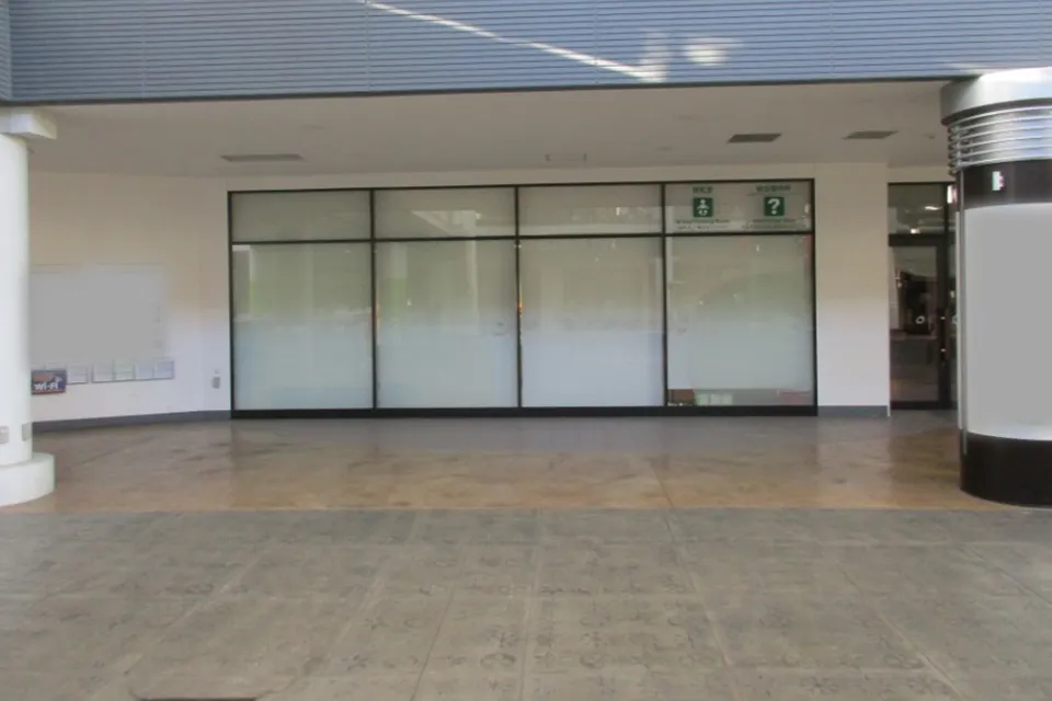 【三井アウトレットパーク 入間】1階 センタープラザ 総合案内所前共用通路