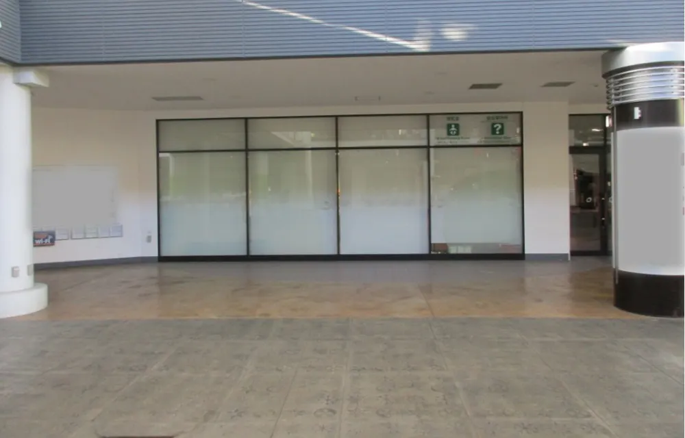 【三井アウトレットパーク 入間】1階 センタープラザ 総合案内所前共用通路