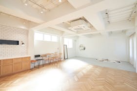 【神泉駅2分】アパレルの展示会や撮影に最適な自然光がたっぷり入るイベントスペース(5F)