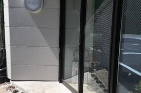 【三軒茶屋駅9分】個展やワークショップに適したカフェ併設の路面ギャラリー