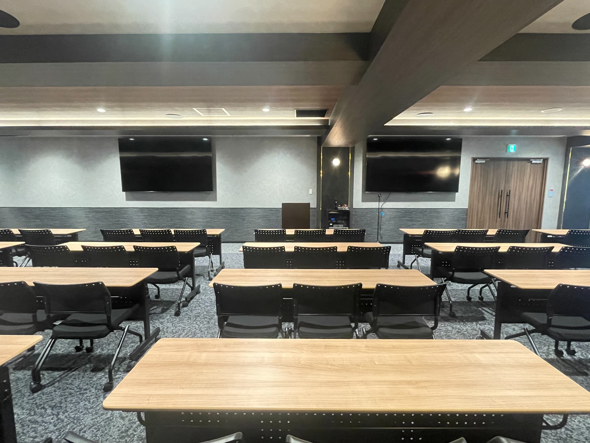 【新橋駅1分】各種パーティーやセミナーに適した落ち着いた雰囲気の貸切イベントスペース