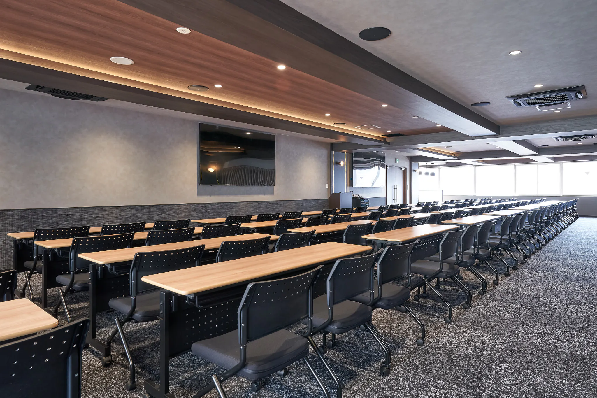 【新橋駅1分】各種パーティーやセミナーに適した落ち着いた雰囲気の貸切イベントスペース