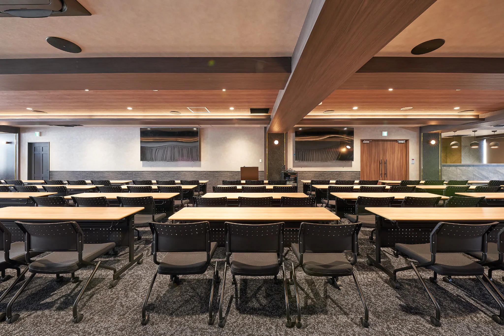 【新橋駅1分】各種パーティーやセミナーに適した落ち着いた雰囲気の貸切イベントスペース