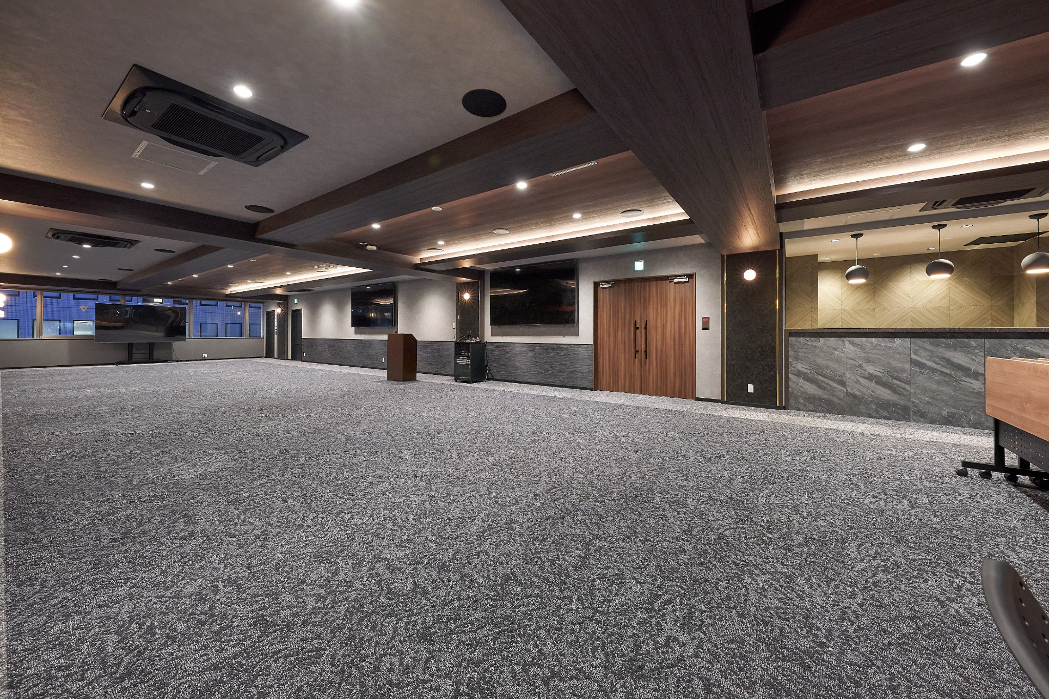 【新橋駅1分】各種パーティーやセミナーに適した落ち着いた雰囲気の貸切イベントスペース