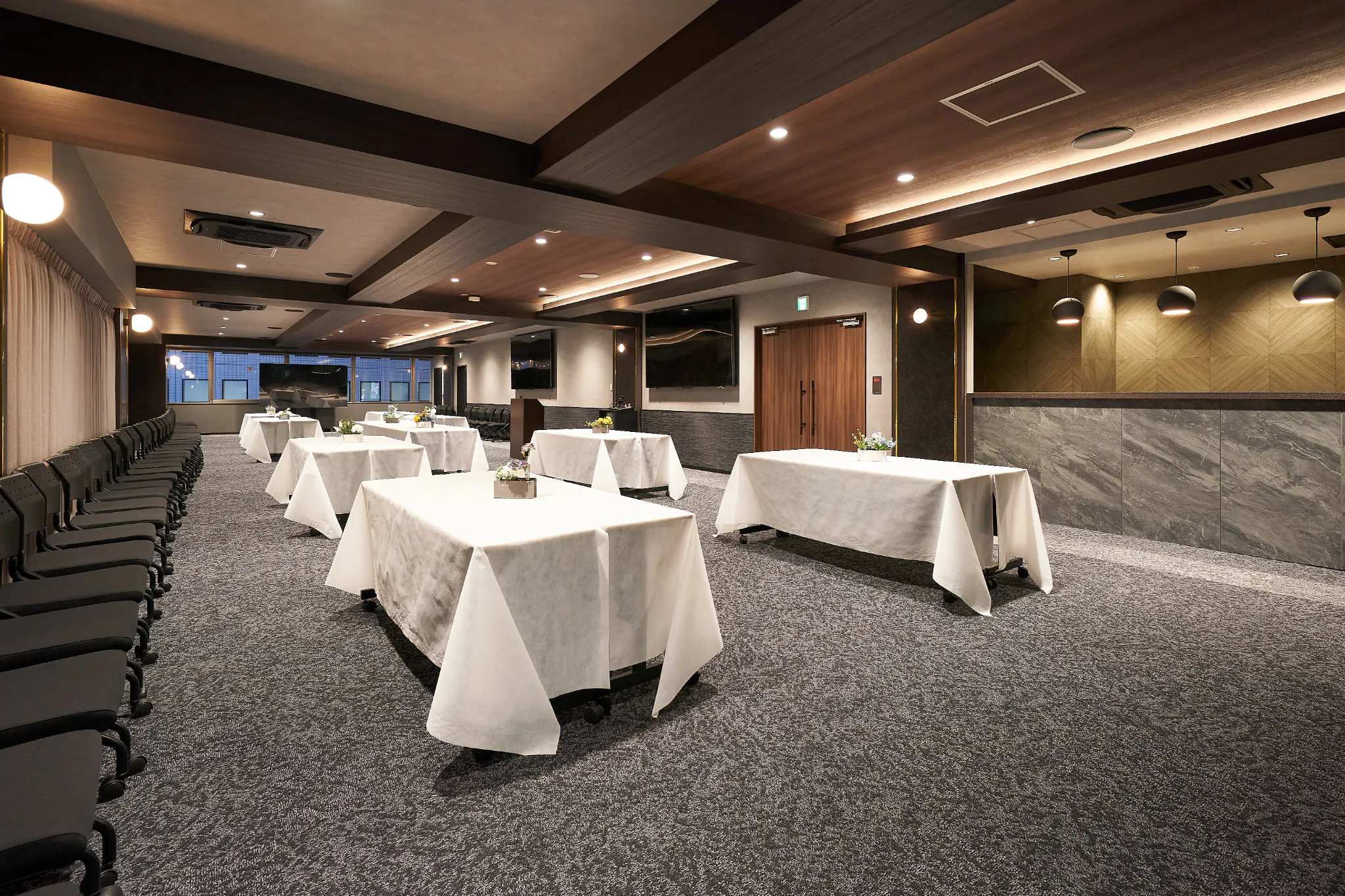 【新橋駅1分】各種パーティーやセミナーに適した落ち着いた雰囲気の貸切イベントスペース