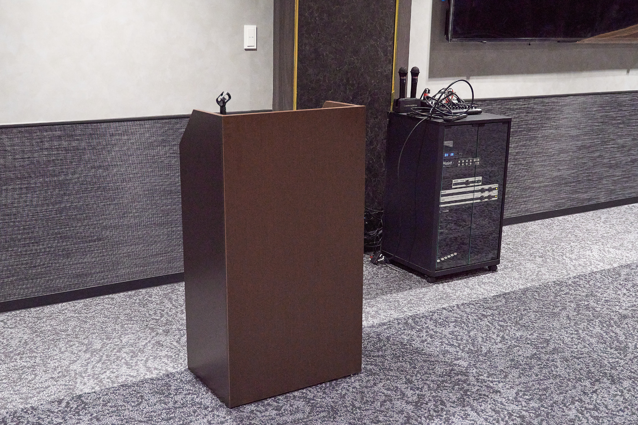 【新橋駅1分】各種パーティーやセミナーに適した落ち着いた雰囲気の貸切イベントスペース