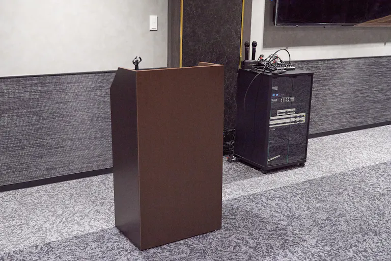 【新橋駅1分】司会台