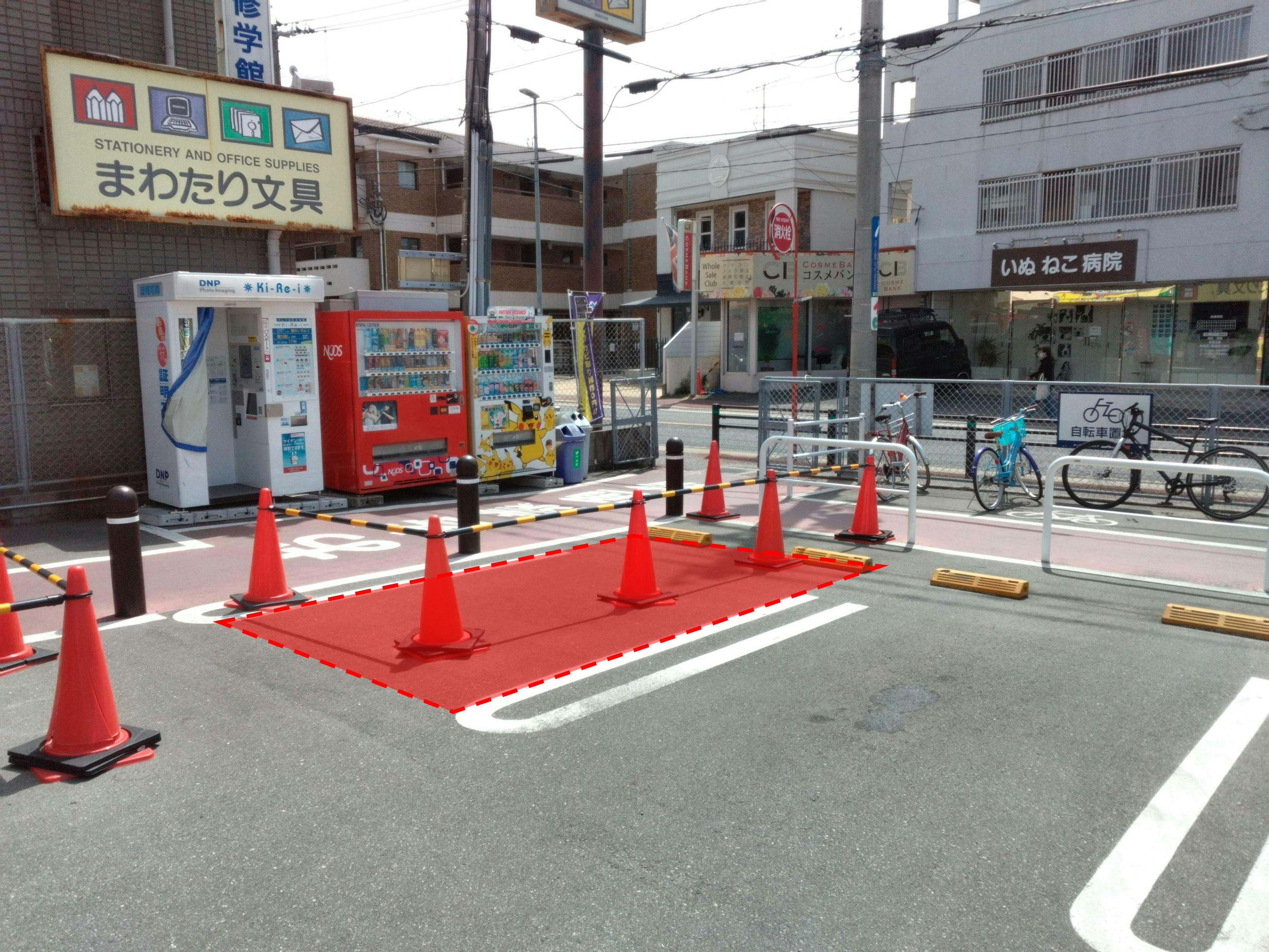 【ミスターマックス 長住店】駐車場（証明写真機前） キッチンカーに最適な総合ディスカウントストアの催事イベントスペースの画像