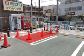 【ミスターマックス 長住店】駐車場(証明写真機前) キッチンカーに最適な総合ディスカウントストアの催事イベントスペース