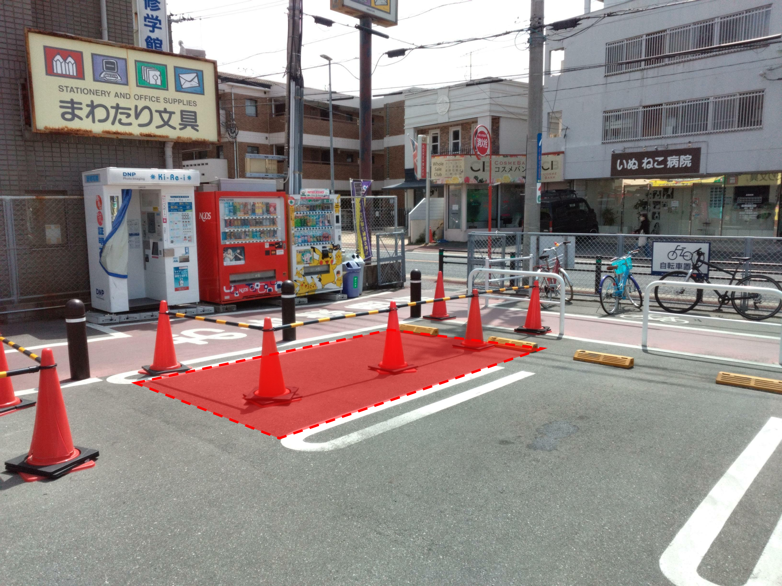 【ミスターマックス 長住店】駐車場（証明写真機前） キッチンカーに最適な総合ディスカウントストアの催事イベントスペース