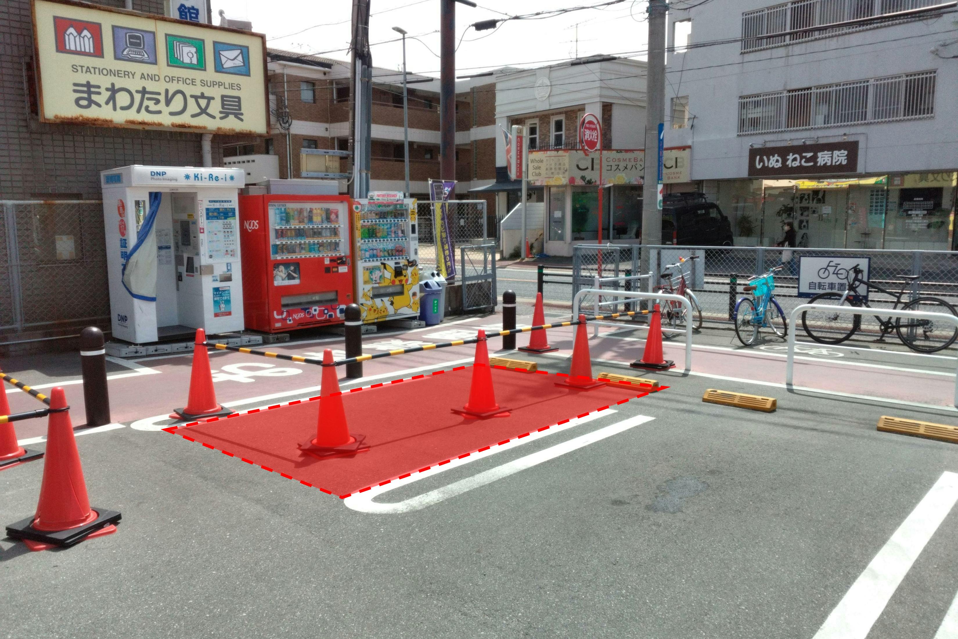 【ミスターマックス 長住店】駐車場(証明写真機前) キッチンカーに最適な総合ディスカウントストアの催事イベントスペース