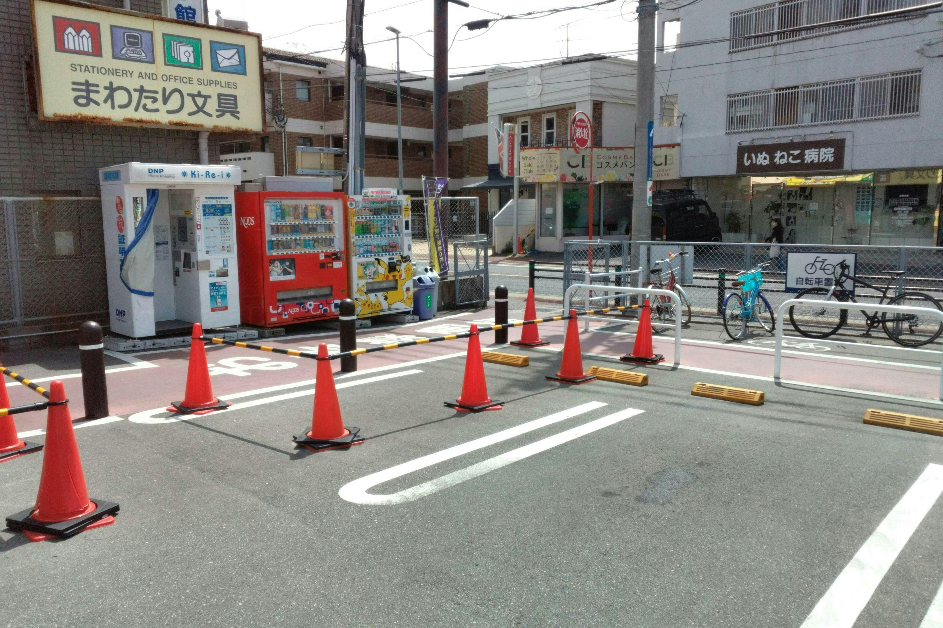 【ミスターマックス 長住店】駐車場（証明写真機前） キッチンカーに最適な総合ディスカウントストアの催事イベントスペース