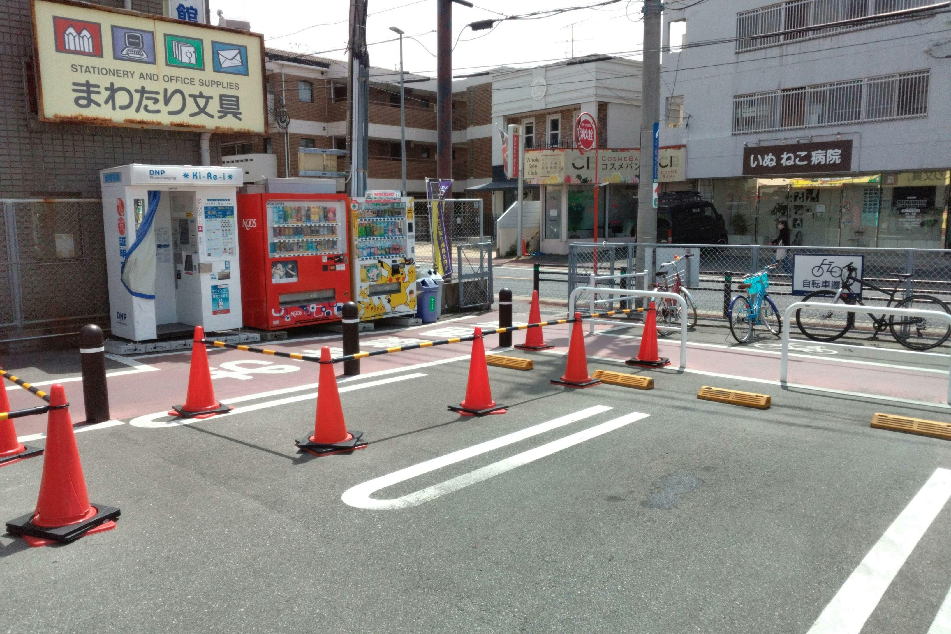 【ミスターマックス 長住店】駐車場（証明写真機前） キッチンカーに最適な総合ディスカウントストアの催事イベントスペース