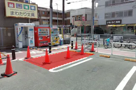 【ミスターマックス 長住店】駐車場(証明写真機前) キッチンカーに最適な総合ディスカウントストアの催事イベントスペース