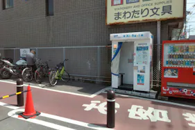 【ミスターマックス 長住店】駐車場(証明写真機前) キッチンカーに最適な総合ディスカウントストアの催事イベントスペース