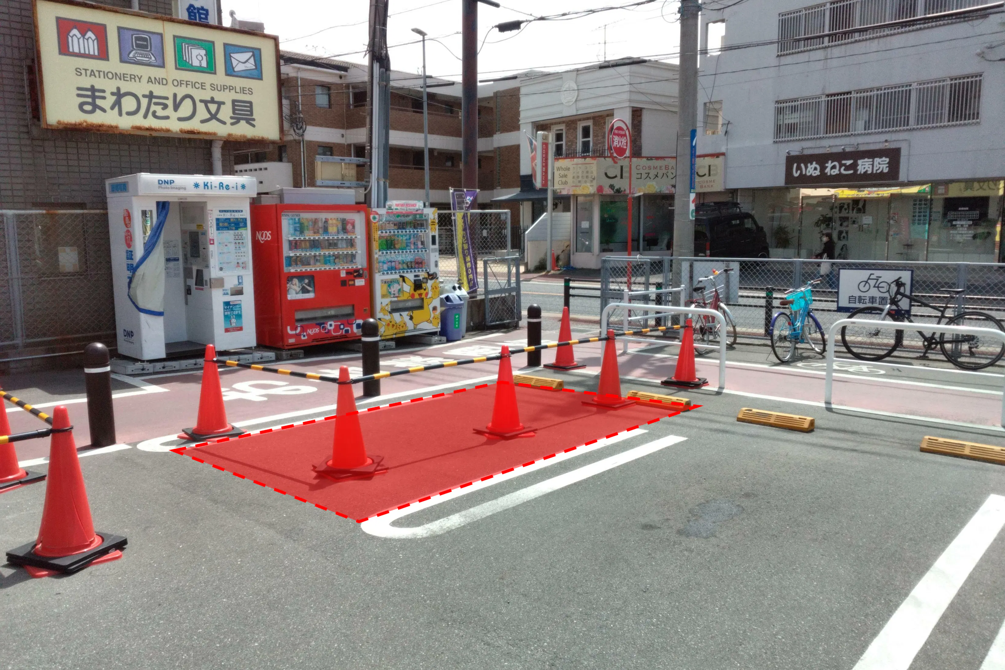 【ミスターマックス 長住店】駐車場(証明写真機前) キッチンカーに最適な総合ディスカウントストアの催事イベントスペース