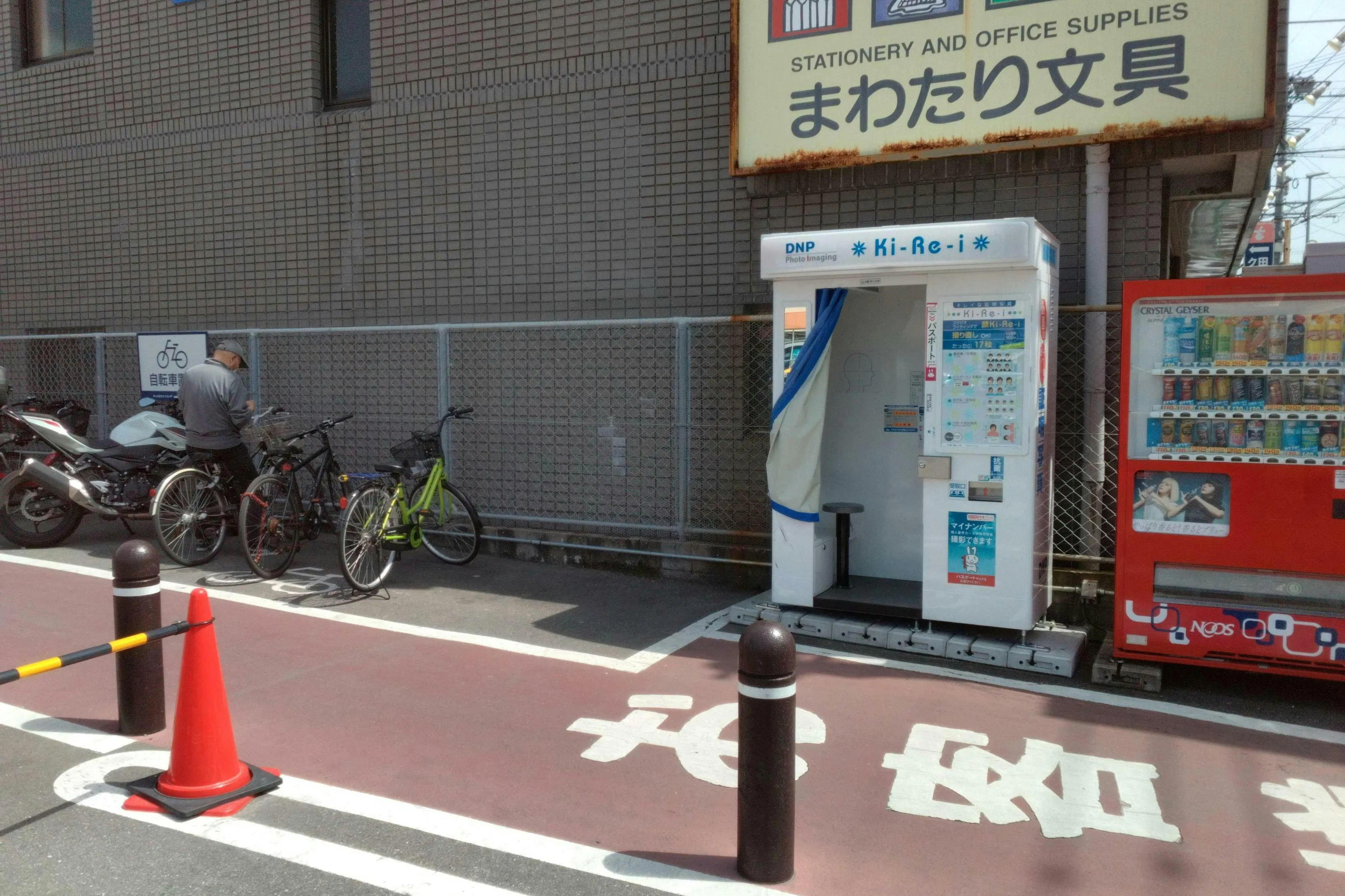 【ミスターマックス 長住店】駐車場(証明写真機前) キッチンカーに最適な総合ディスカウントストアの催事イベントスペース
