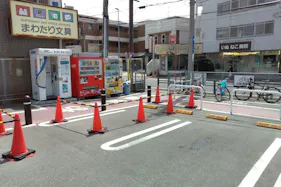 【ミスターマックス 長住店】駐車場(証明写真機前) キッチンカーに最適な総合ディスカウントストアの催事イベントスペース