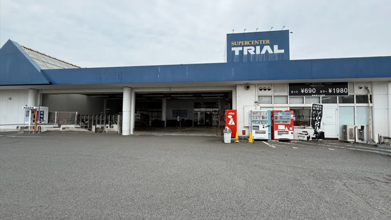 【スーパーセンタートライアル宇部中央店】Ⓓ食物販やPR活動に最適な店内「2F 風除室 スペース」