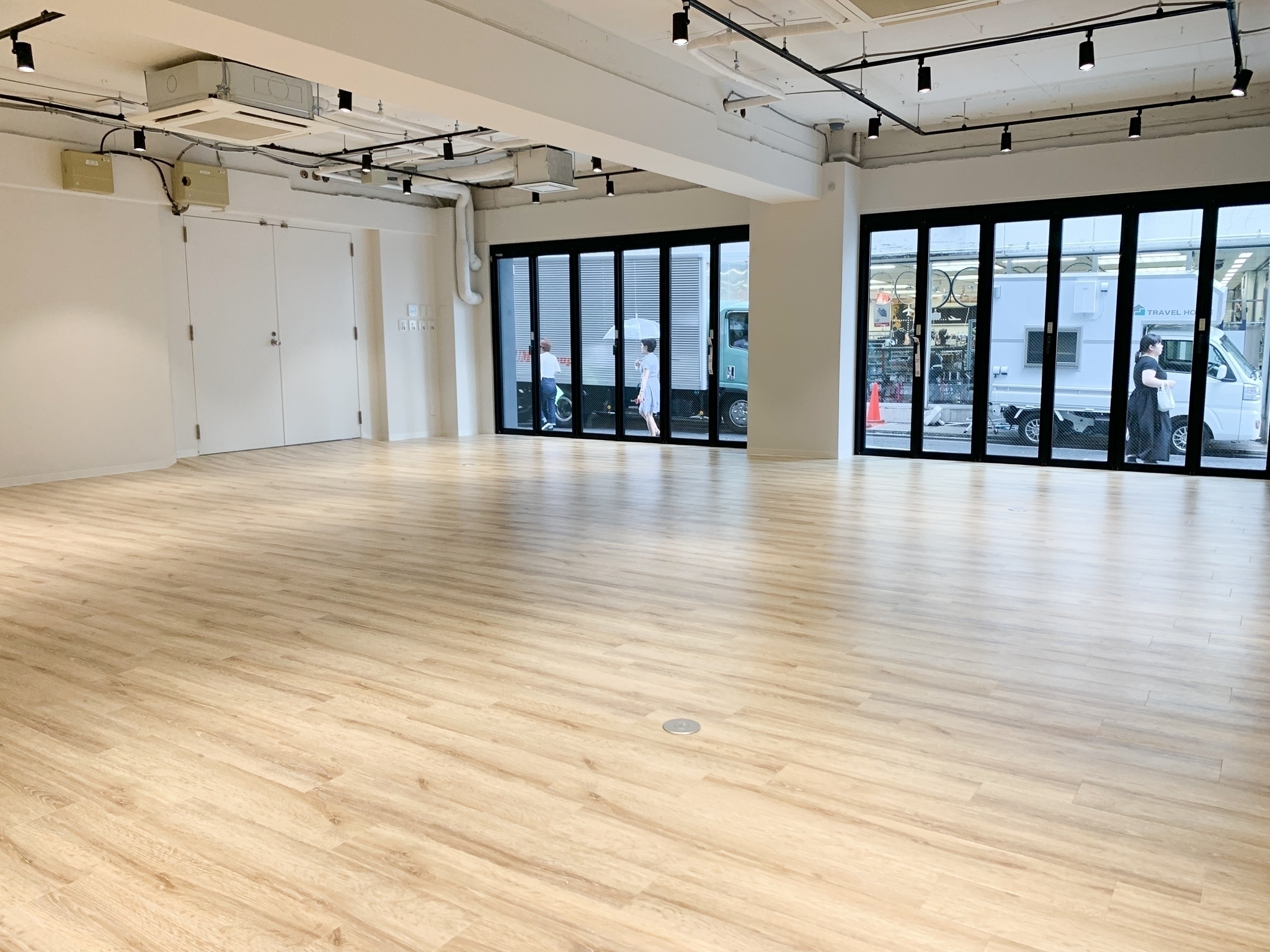 【内観】白壁とフローリング、照明はライティングレールで調整が可能