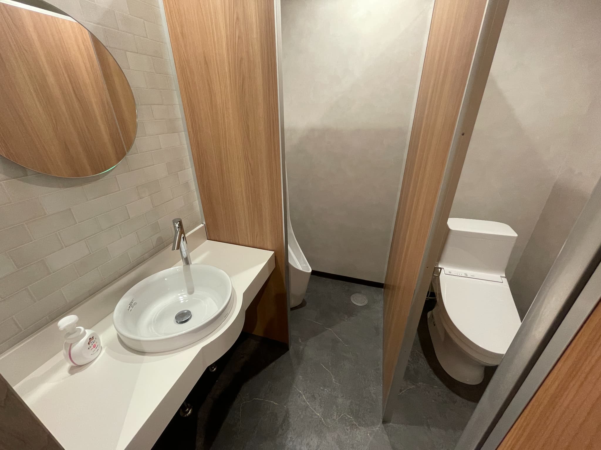 【新橋駅1分】各種パーティーや撮影・イベントに適した清潔感あふれる貸切イベントスペース