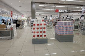 【西友 沼津店】1階レジ前 プロモーション用途や物販、食物販のポップアップストアに最適なスーパー店内催事イベントスペース