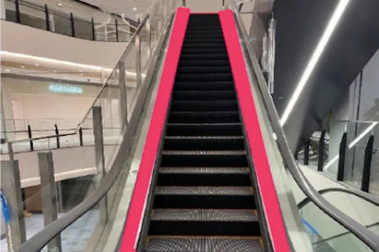 【イオンモール土岐】モール内広告 エスカレーターの画像2