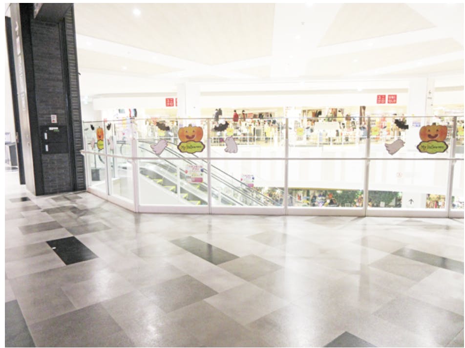 【イオンモール座間】2階ノースコート吹き抜け（ミスタードーナツ前）の画像