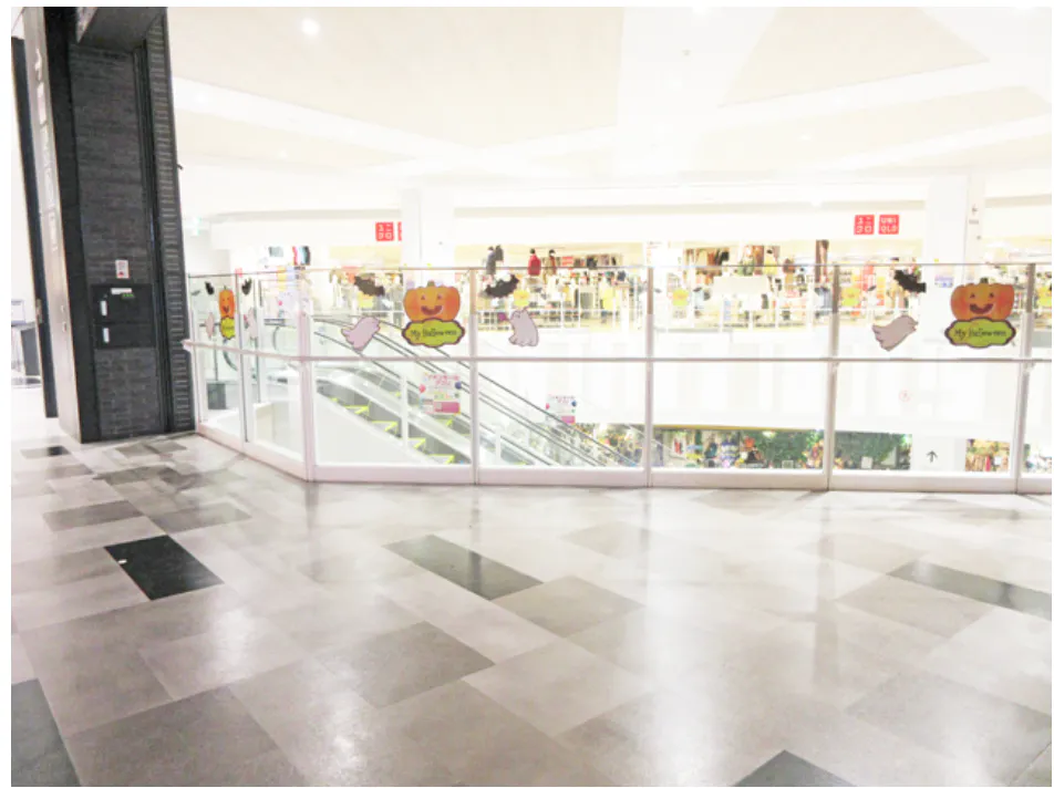 【イオンモール座間】2階ノースコート吹き抜け(ミスタードーナツ前)