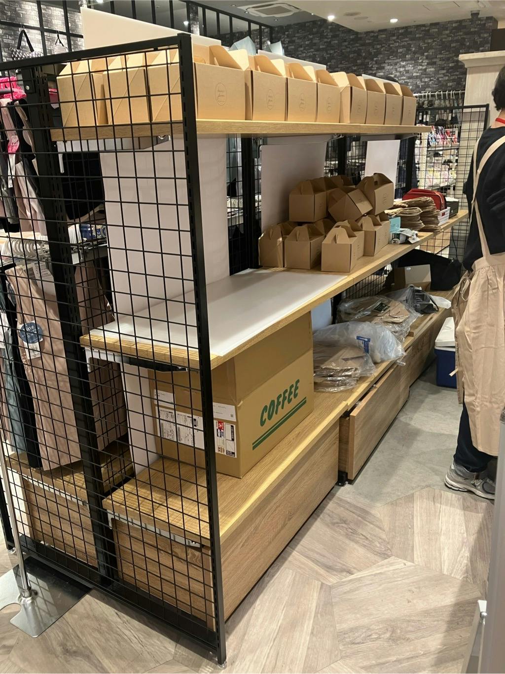 備え付きの棚、収納ボックスあり