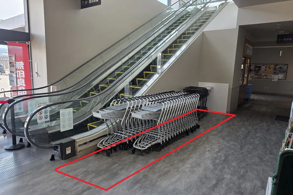 【駿河屋アスモ店】物販や販促プロモーションに最適な入口近くの風除室スペース