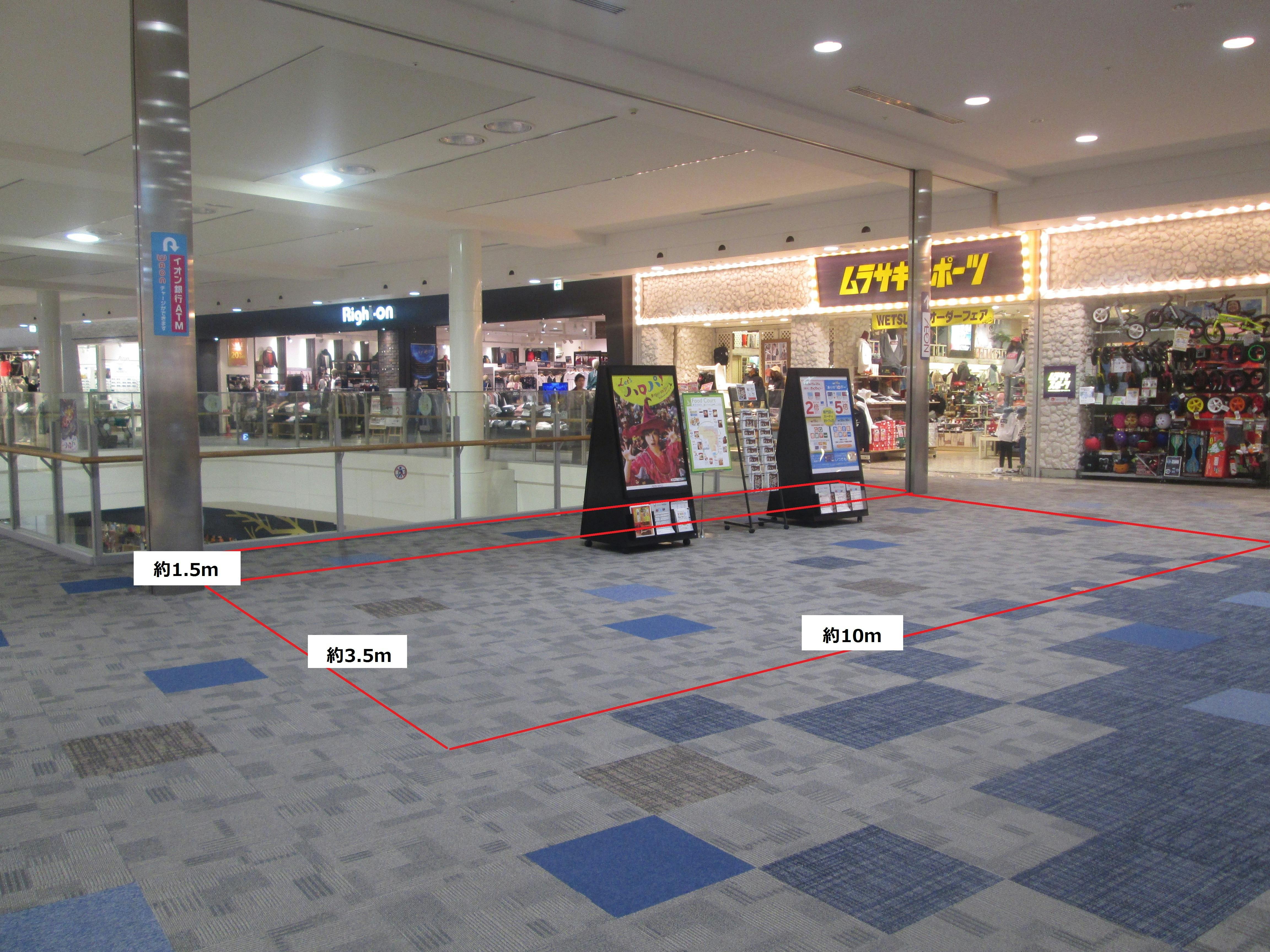 【イオンモール鶴見緑地】中央エスカレーター前の画像